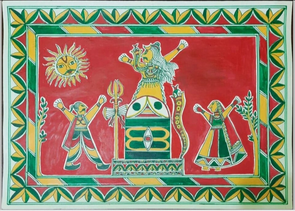 मंजूषा शैली के तीन रंगों — गहरी गुलाबी-लाल पृष्ठभूमि, हरा और पीला — में बना एक चित्र, जिसके चारों ओर नुकीले बेलपत्रों की दोहरी किनारी है। भीतर एक मुस्कराती सूर्य-चकती, शिवलिंग को धारण किए एक हरा देवालय, उसके पास फन उठाए एक ऊँचा चितकबरा नाग, ऊपर एक बहुभुजी आकृति, और दोनों ओर एक पुरुष तथा एक स्त्री अपनी बाँहें ऊपर उठाए हुए।