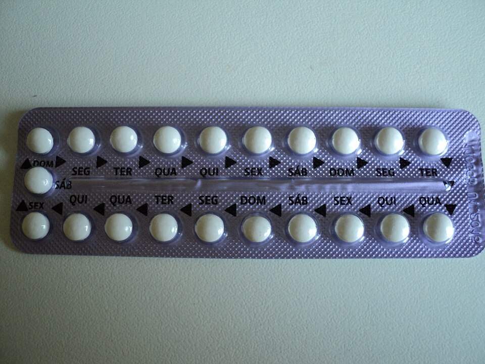 A blister strip of 21 white combined oral contraceptive tablets, each blister marked with a day of the week and an arrow showing the order in which they are to be taken