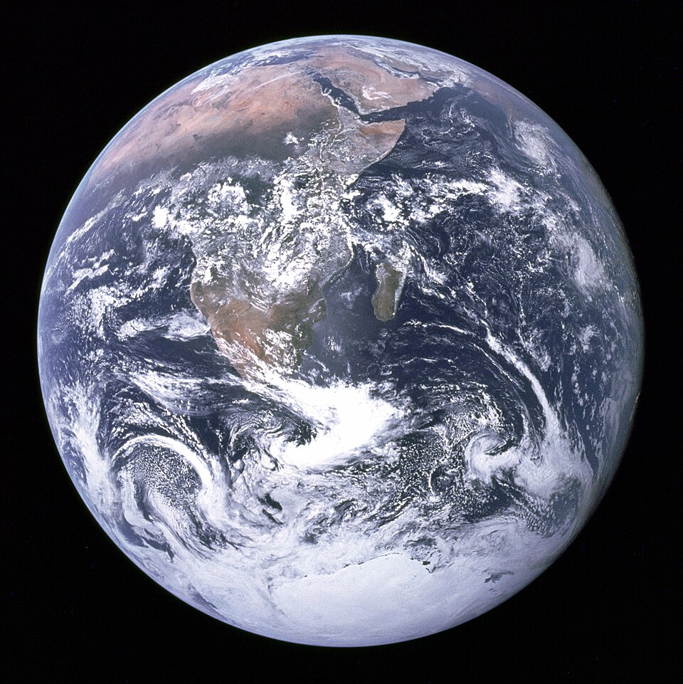 The fully lit disc of Earth photographed from Apollo 17, showing Africa, the Arabian peninsula and the Antarctic ice cap against black space.