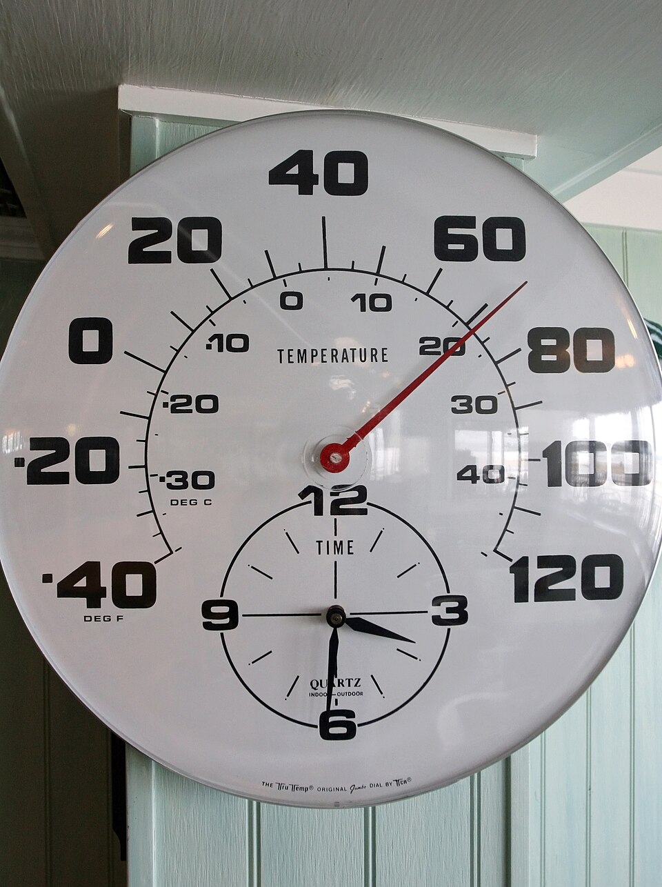 Dial thermometer with an inner Celsius scale and outer Fahrenheit scale, the two meeting at -40 degrees