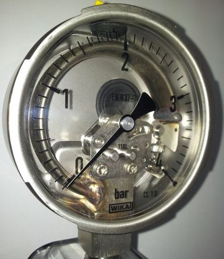 A dial (Bourdon-tube) pressure gauge reading in bar