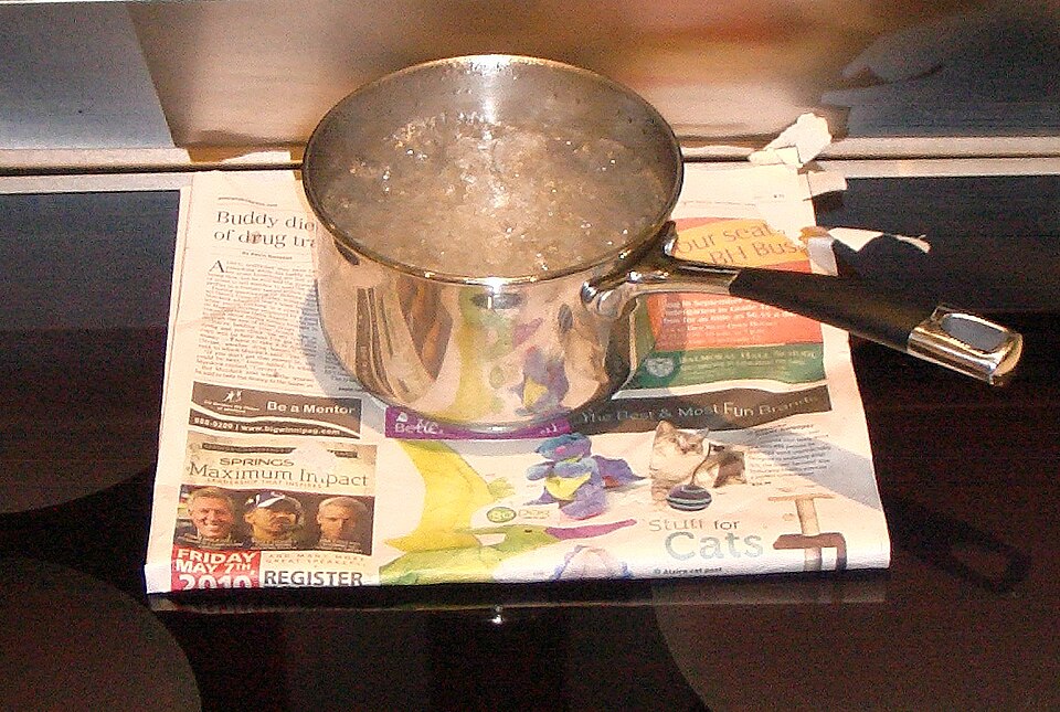 Water at a rolling boil in an open pot on a stove